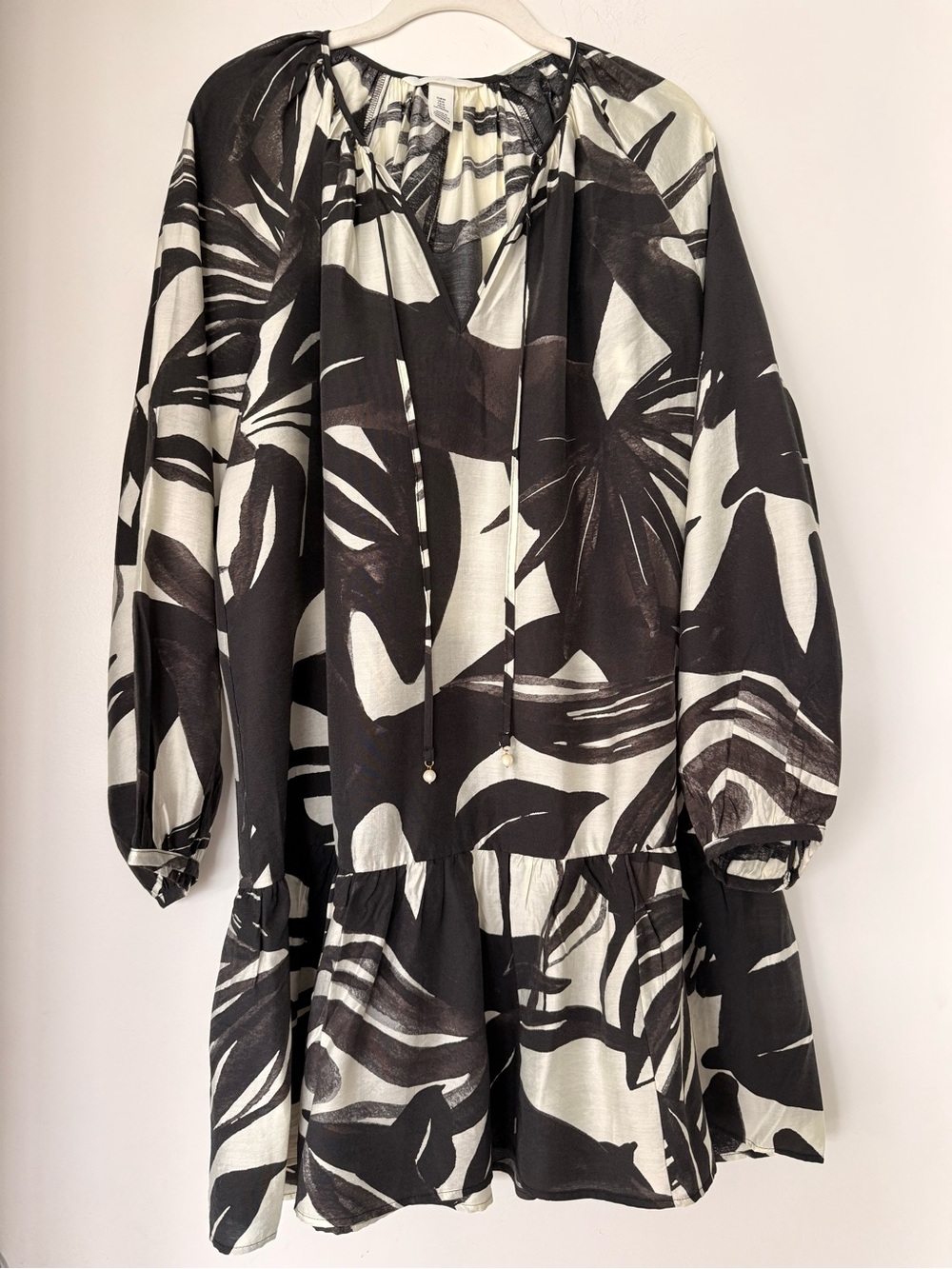 H&M Black & White Abstract Print Long Sleeve Dress
